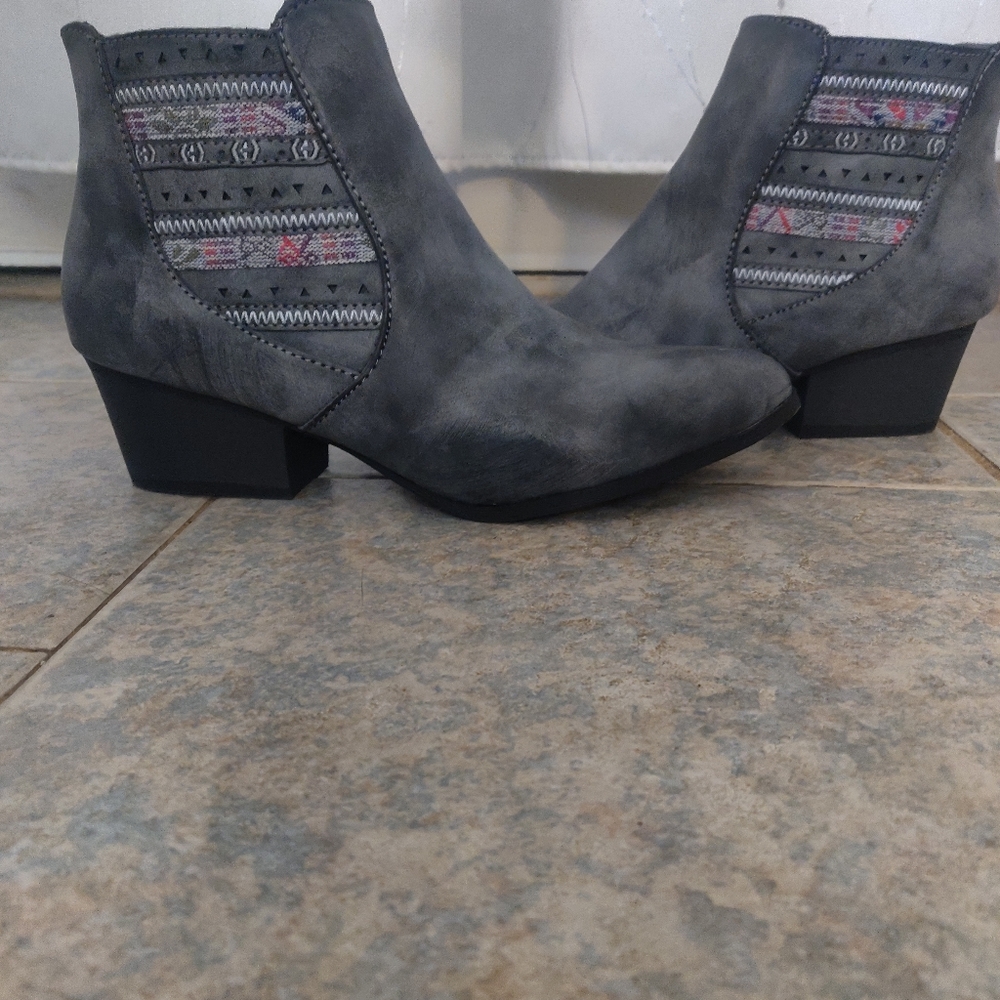Maurices gray Greta ankle boots, size 10M